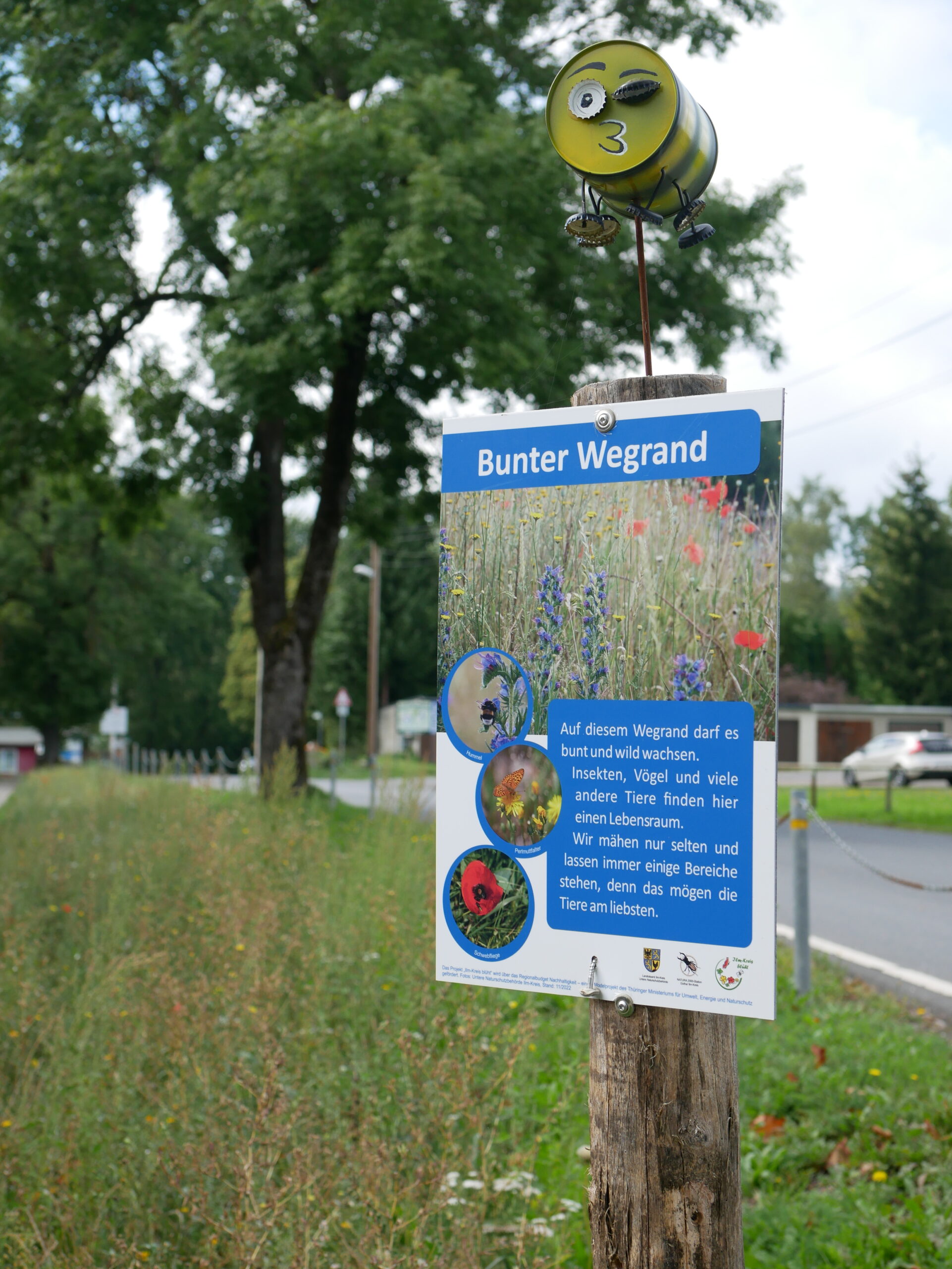 Aufgepepptes Infoschild am Blühstreifen in Großbreitenbach